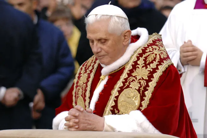 Ex funcionario vaticano: Para Benedicto XVI la adoración eucarística era la vida