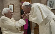 El Papa Francisco saluda con afecto a Benedicto XVI en un encuentro del 28 de noviembre de 2020.