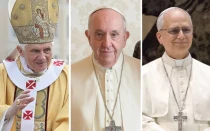 Papa Benedicto XVI, Papa Francisco y el Papa León XIV.