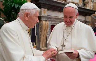 El Papa Francisco recuerda que Benedicto XVI lo defendió ante acusaciones de que promovía el matrimonio homosexual. Crédito: Vatican News.