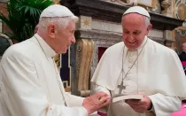 El Papa Francisco recuerda que Benedicto XVI lo defendió ante acusaciones de que promovía el matrimonio homosexual.