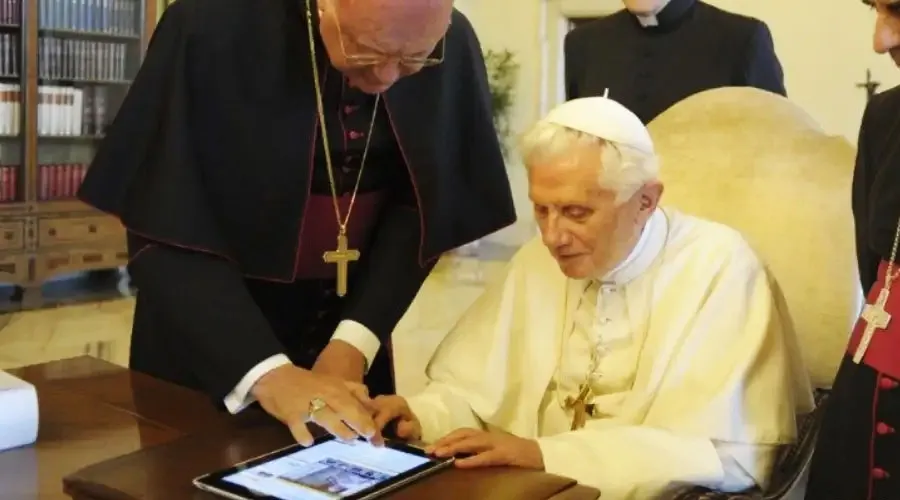 Benedicto XVI inaugura su cuenta en Twitter. Crédito: Vatican Media.?w=200&h=150