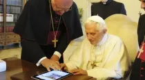 Benedicto XVI inaugura su cuenta en Twitter. Crédito: Vatican Media.