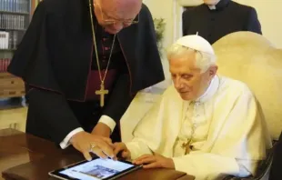 Benedicto XVI inaugura su cuenta en Twitter. Crédito: Vatican Media. 