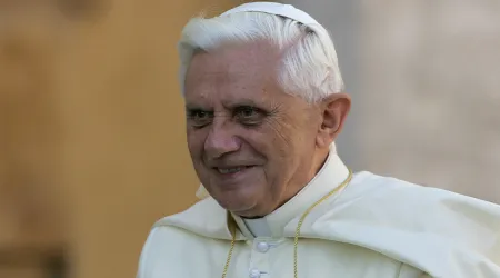 El Vaticano emite un sello postal para conmemorar a Benedicto XVI