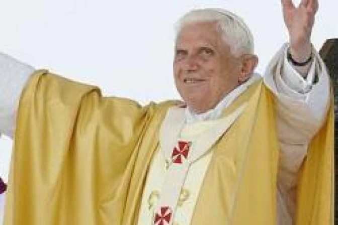 Aferrarse a Cristo y dejarse fascinar por Él para anunciar el Evangelio, alienta el Papa
