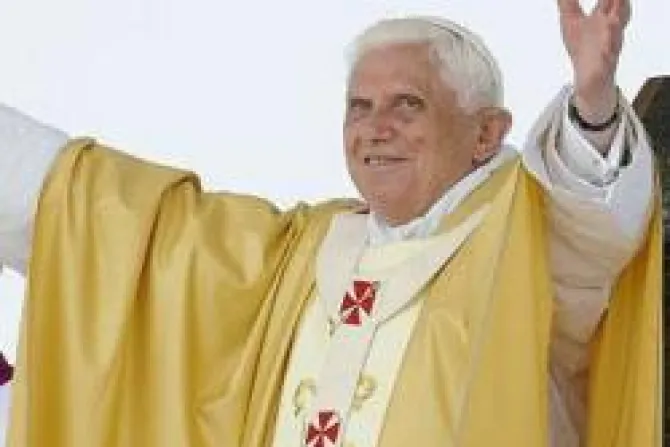 Eucaristía es "antídoto" de amor a egoísmo e indiferencia del hombre, dice Benedicto XVI