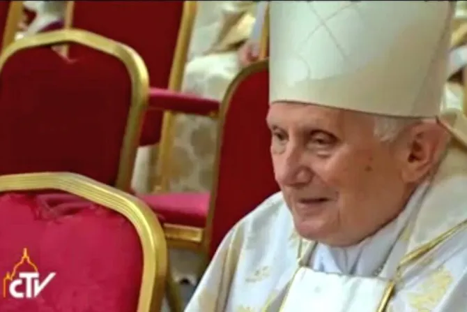 [VIDEO] Benedicto XVI llega a la Plaza de San Pedro para canonización de Juan Pablo II y Juan XXIII