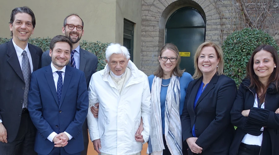 Benedicto XVI y la delegación del Grupo ACI que lo visitó este viernes 31 de marzo. Foto: Grupo ACI?w=200&h=150