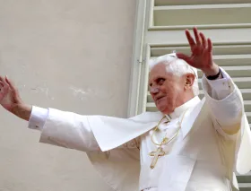 La cruz pectoral del Papa Benedicto XVI sigue desaparecida y el ladrón es condenado a prisión