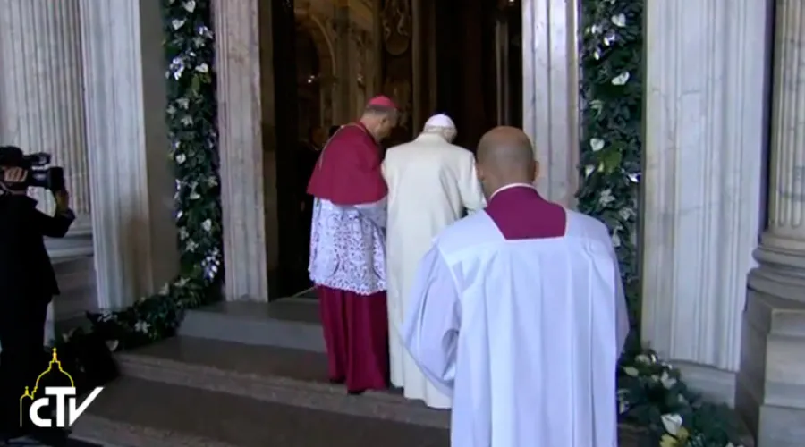 Benedicto XVI cruza la Puerta Santa en San Pedro