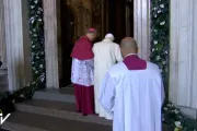 VIDEO: Benedicto XVI fue el primer peregrino que cruzó Puerta Santa del Jubileo 