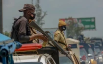 Agentes de seguridad nigerianos durante una operación militar previa a las elecciones a gobernador en Benin City, Edo, Nigeria, el 17 de septiembre de 2020.