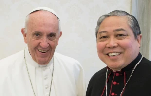 El Papa Francisco con el Arzobispo Bernardito Auza, entonces Observador Permanente ante la ONU en Nueva York, en la Ciudad del Vaticano, el 14 de diciembre de 2017. Crédito: Vatican News