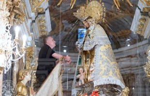 Uno de los sacerdotes que celebra 25 años de ordenación reza ante la Virgen de los Desamparados. Crédito: M. Jesús Fernández / Arzobispado de Valencia