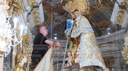 Uno de los sacerdotes que celebra 25 años de ordenación reza ante la Virgen de los Desamparados.