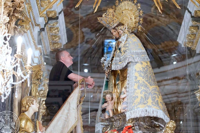Uno de los sacerdotes que celebra 25 años de ordenación reza ante la Virgen de los Desamparados.