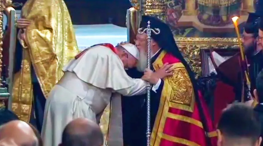 El Patriarca ortodoxo Bartolomé bendice y besa al Papa Francisco (captura imagen EWTN)?w=200&h=150