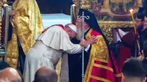 El Patriarca ortodoxo Bartolomé bendice y besa al Papa Francisco (captura imagen EWTN)