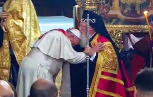El Patriarca ortodoxo Bartolomé bendice y besa al Papa Francisco (captura imagen EWTN) 