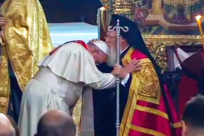 Con un beso, Patriarca Ortodoxo Bartolomé bendice como hermano al Papa Francisco