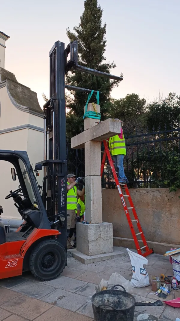 Reinstalación de los bloques de la Cruz de Belchí (España) en su emplazamiento original. Crédito: Fundación de Abogados Cristianos.