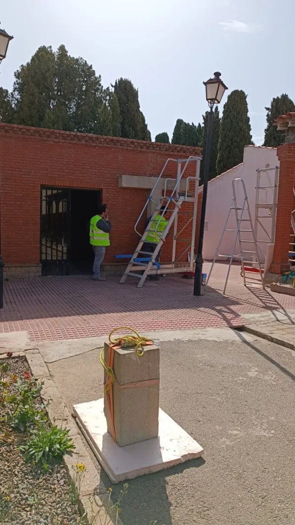 Desmontaje de la Cruz de Bechí (España) del lugar donde fue trasladada de forma ilegal en 2019. Crédito: Fundación de Abogados Cristianos.