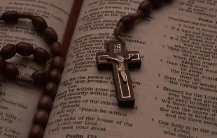 Biblia católica y Rosario. Crédito: Pexels