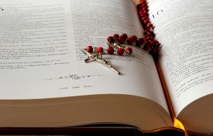 Biblia y rosario. Crédito: Pexels.