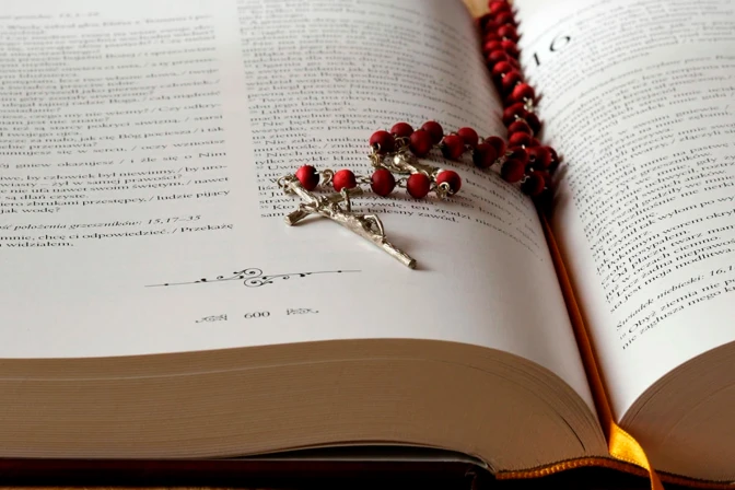 Biblia y rosario.