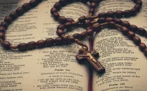 Biblia y rosario