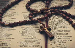 Biblia y rosario Crédito: Anuja Tilj | Unsplash