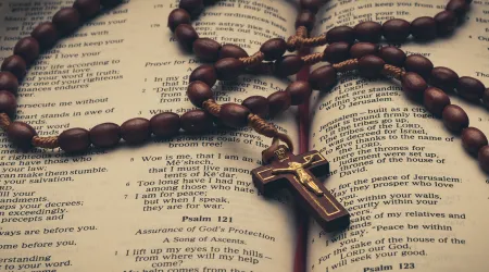 Biblia y rosario