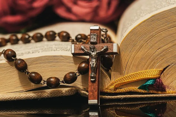  Entrenador de Croacia regaló una Biblia y un rosario a un futbolista argentino