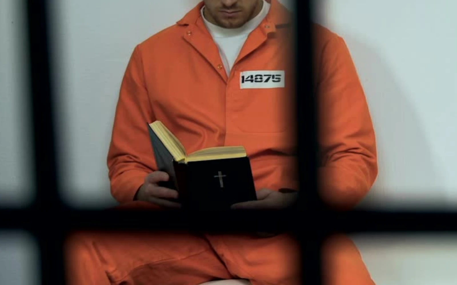 Imagen referencial de una persona en la cárcel leyendo la Biblia.?w=200&h=150