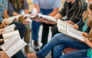 Grupo de personas estudiando la Biblia Crédito: FatCamera / Canva