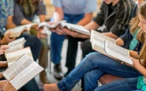 Grupo de personas estudiando la Biblia