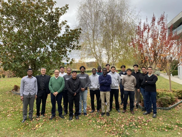 Estudiantes del Seminario Internacional Bidasoa, en Pamplona, junto al P. Alejandro Vázquez. Crédito: Cortesía P. Alejandro Vázquez-Dodero