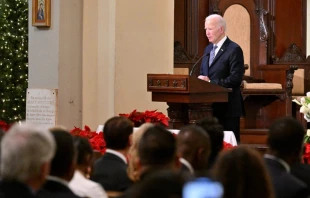 El presidente Joe Biden habla durante un servicio de oración interreligioso en la Basílica Catedral de San Luis, Rey de Francia, en Nueva Orleans, el 6 de enero de 2025, con las familias y los miembros de la comunidad afectados por el ataque con camión del día de Año Nuevo en Nueva Orleans. Crédito: ROBERTO SCHMIDT/AFP vía Getty Images.
