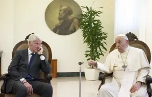 Bill Clinton y el Papa Francisco en el Vaticano Crédito: Dicasterio para la Comunicación