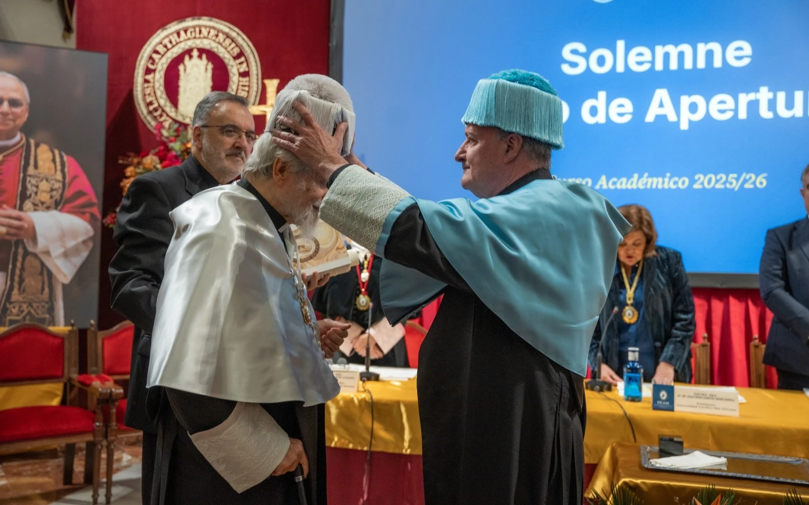 El P. Mario Pezzi, del Equipo Internacional del Camino Neocatecumenal, recibe el doctorado honoris causa. Crédito: UCAM