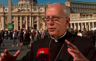 El Obispo de El Paso, Texas, Mons. Mark Seitz, habla con EWTN News el 9 de octubre de 2025 en el Vaticano. Crédito: EWTN News