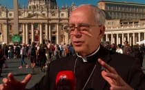 El Obispo de El Paso, Texas, Mons. Mark Seitz, habla con EWTN News el 9 de octubre de 2025 en el Vaticano.