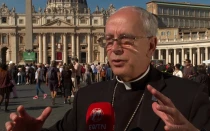 El Obispo de El Paso, Texas (Estados Unidos), Mons. Mark Seitz, conversa con EWTN News el 9 de octubre de 2025, en el Vaticano.