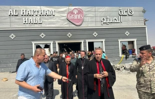 El Patriarca de Bagdad de los Caldeos, Cardenal Louis Raphael Sako, visita el lugar de la tragedia en Qaraqosh, el 27 de septiembre de 2023. Crédito: Patriarcado Caldeo
