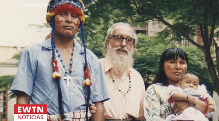 El P. Luigi Bolla con una familia Achuar en la Amazonía peruana. 03062025