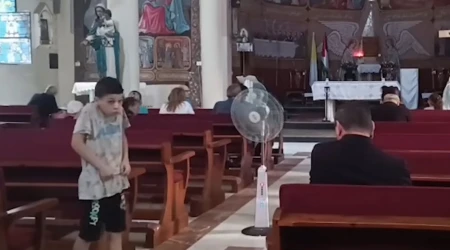 Un niño reacciona asustado ante la explosión de una bomba cerca a la única parroquia de Gaza.