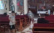 Un niño reacciona asustado ante la explosión de una bomba cerca a la única parroquia de Gaza el 23 de septiembre.