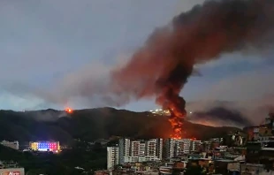 Se observan incendios en Caracas, Venezuela, después de que Estados Unidos lanzara lo que el presidente Donald Trump describió como un "ataque a gran escala" que incluyó la captura del presidente venezolano Nicolás Maduro, el sábado 3 de enero de 2025. Crédito: STR/Getty.
