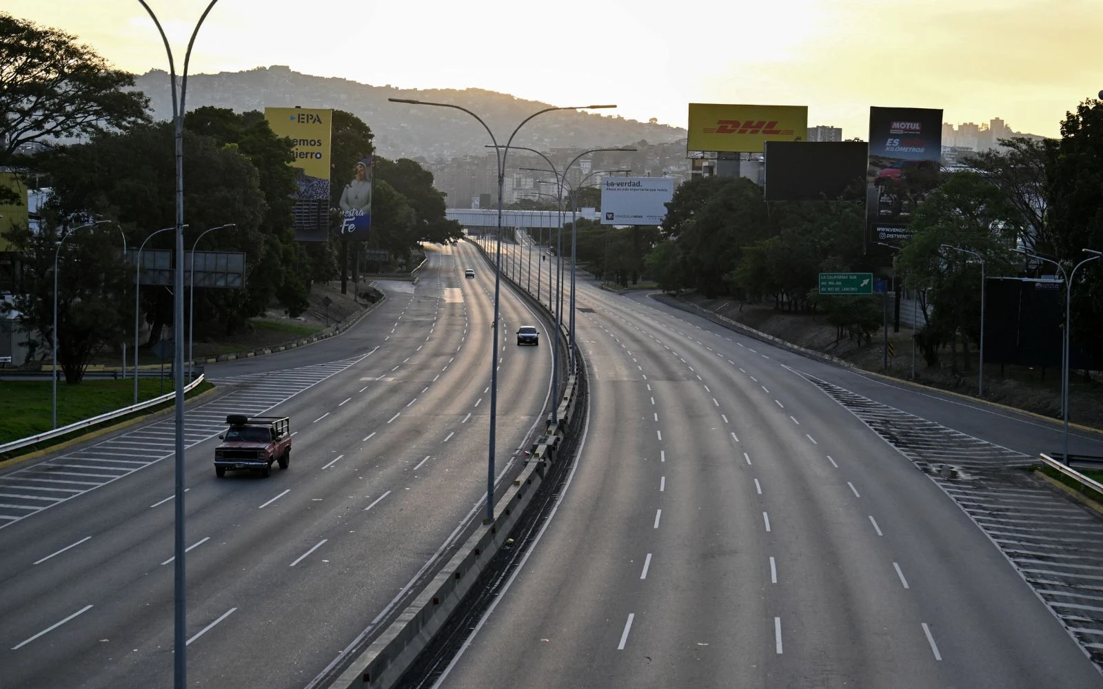 La autopista Francisco Fajardo se ve casi vacía en Caracas el 3 de enero de 2026, después de que las fuerzas estadounidenses capturaran al líder venezolano Nicolás Maduro tras lanzar un "ataque a gran escala" contra el país sudamericano. Crédito: Juan BARRETO/AFP/Getty Images.